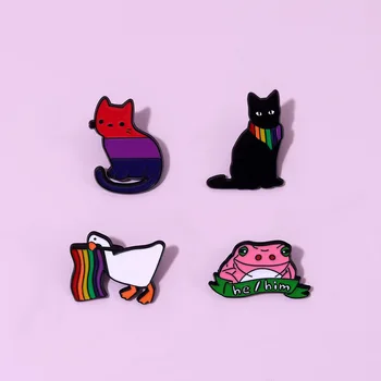 Мультяшная креативная брошь из сплава с мелким животным на одежде, милая утка с красочным флагом, украшение сумки для кошек, Значки, броши для одежды